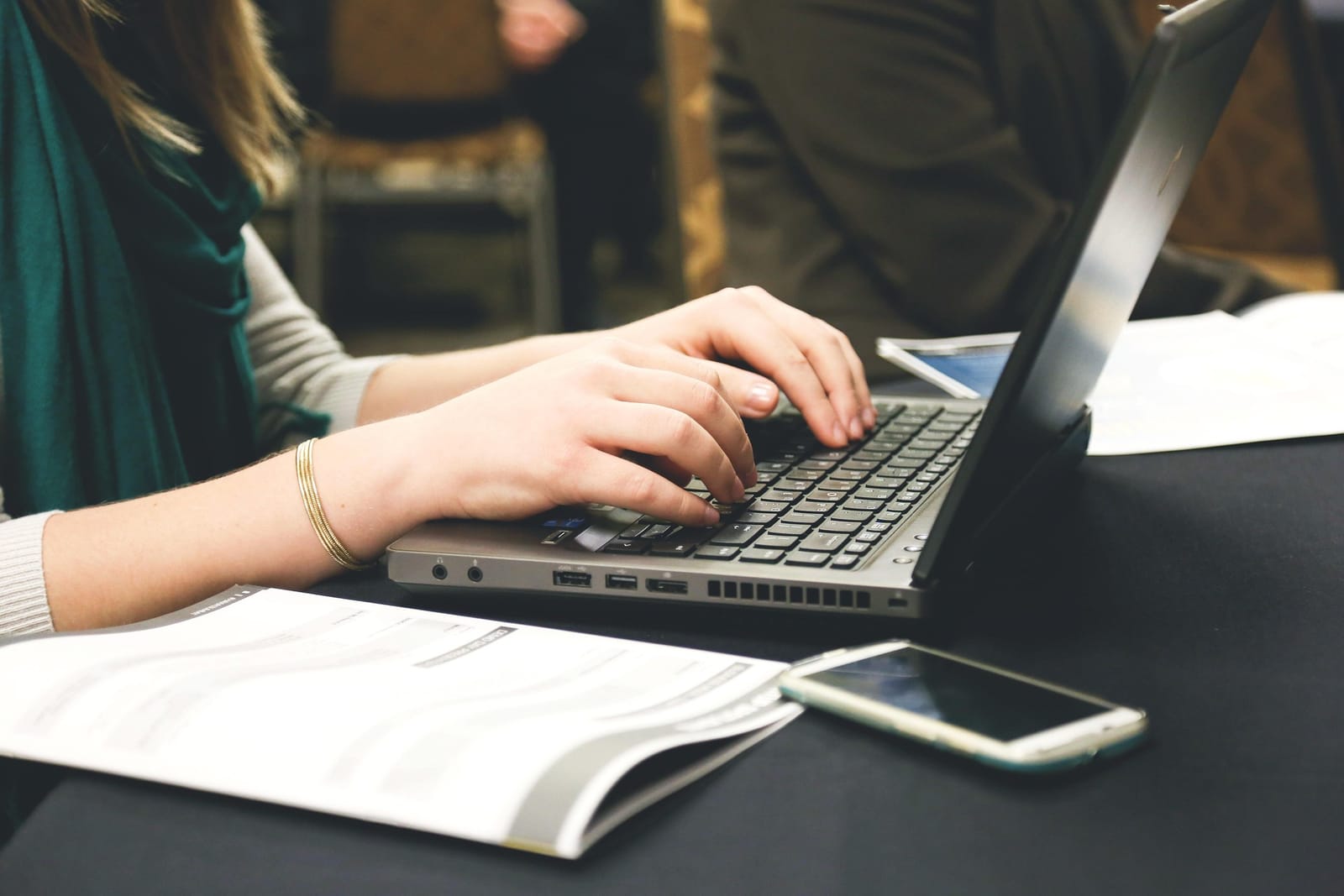 Profesional ejecutando trabajo estructurado en computadora