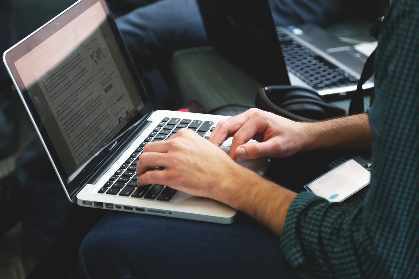 Manos trabajando en laptop durante análisis operativo